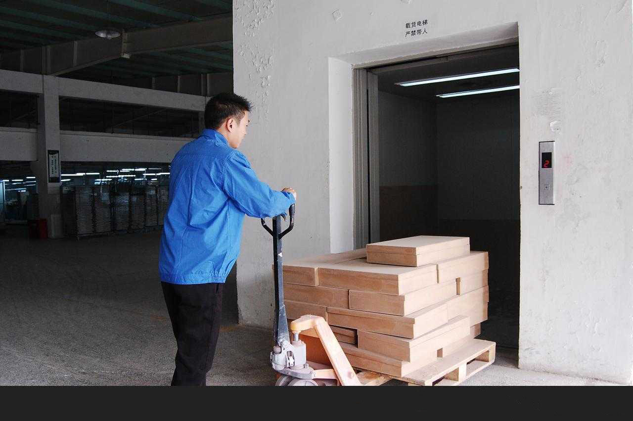 小型货梯(轿厢) 小型货梯(轿厢)