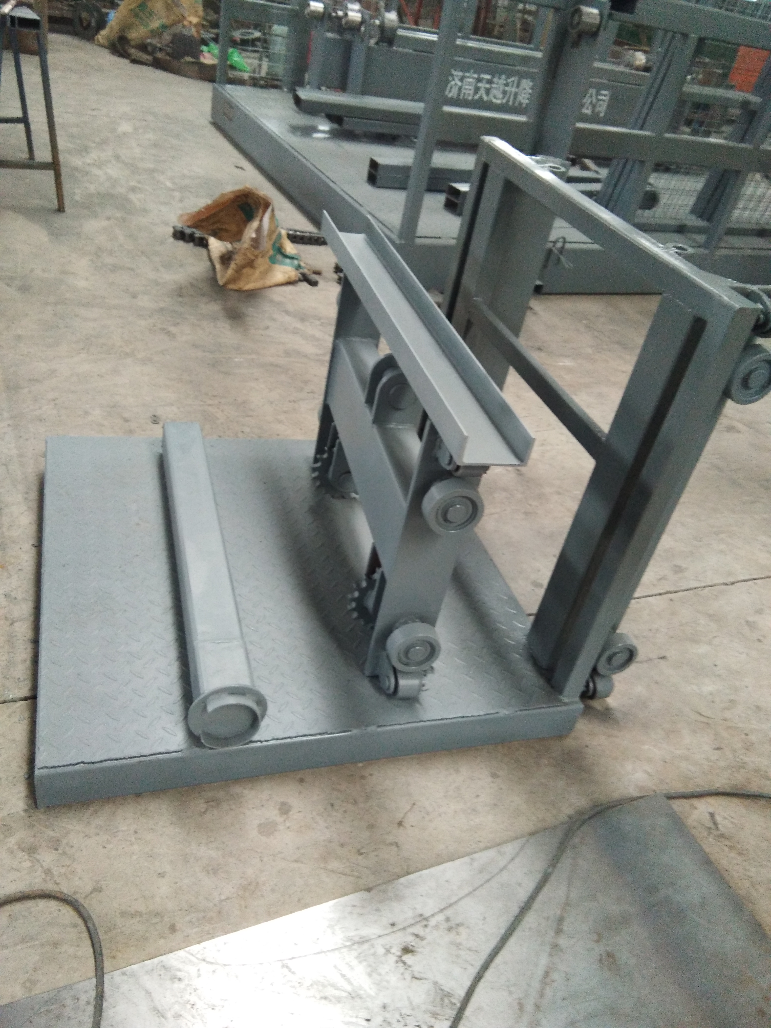 传菜机制作现场 小型传菜机