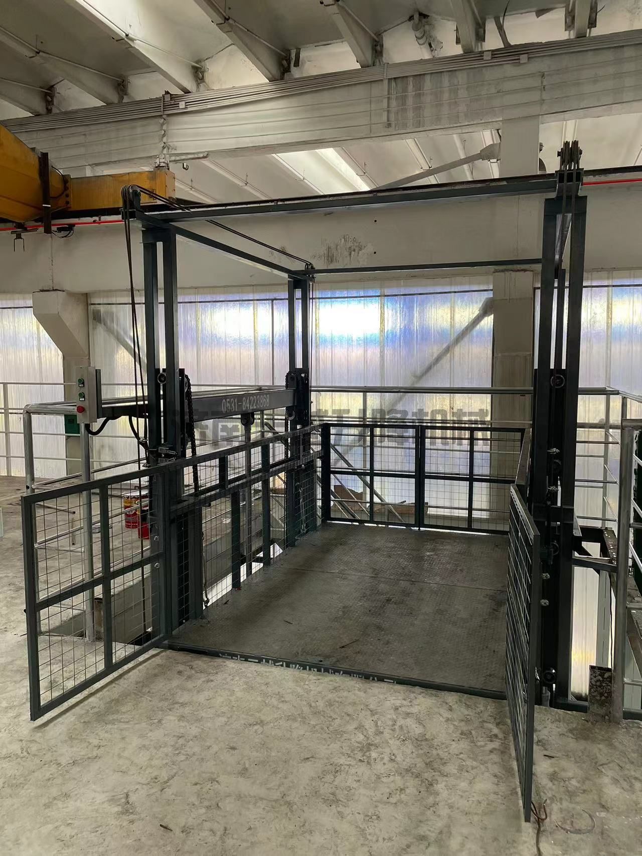 两层升降货梯图片