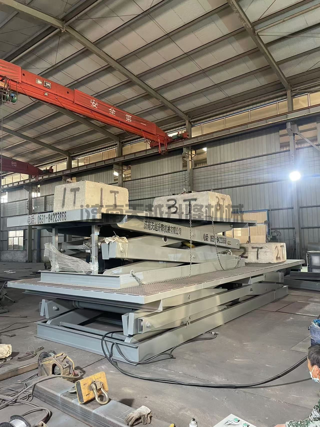 双跨式大型升降机