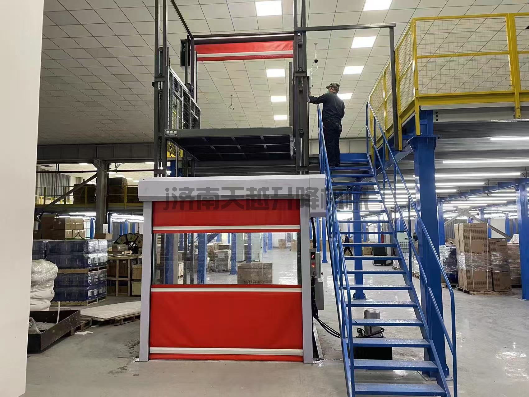货物提升机配带快速卷帘门